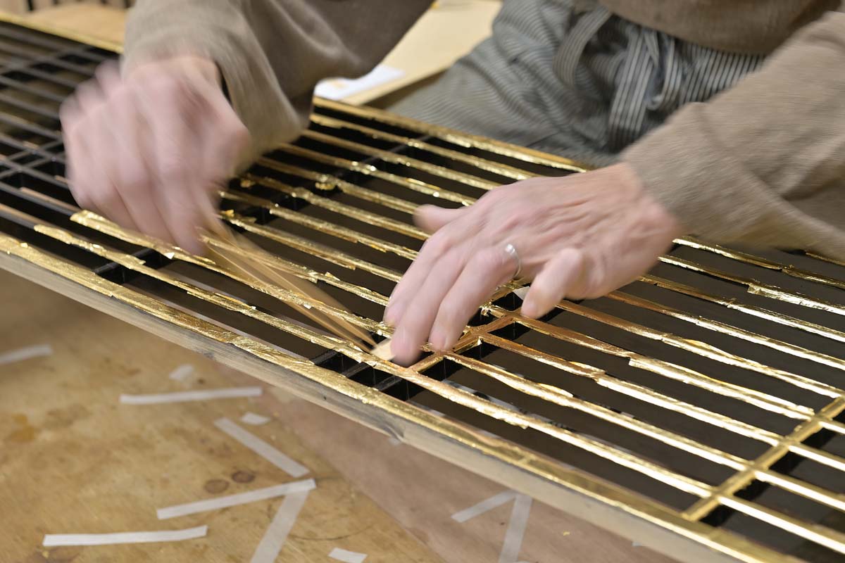 職人が金箔を押す手元 / Artisan applying gold leaf