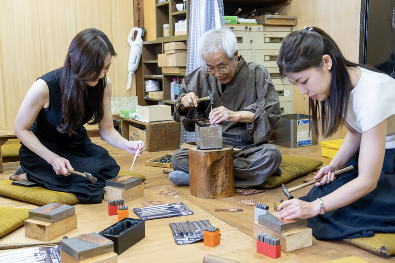 金具打ち体験の様子 / Metal engraving experience