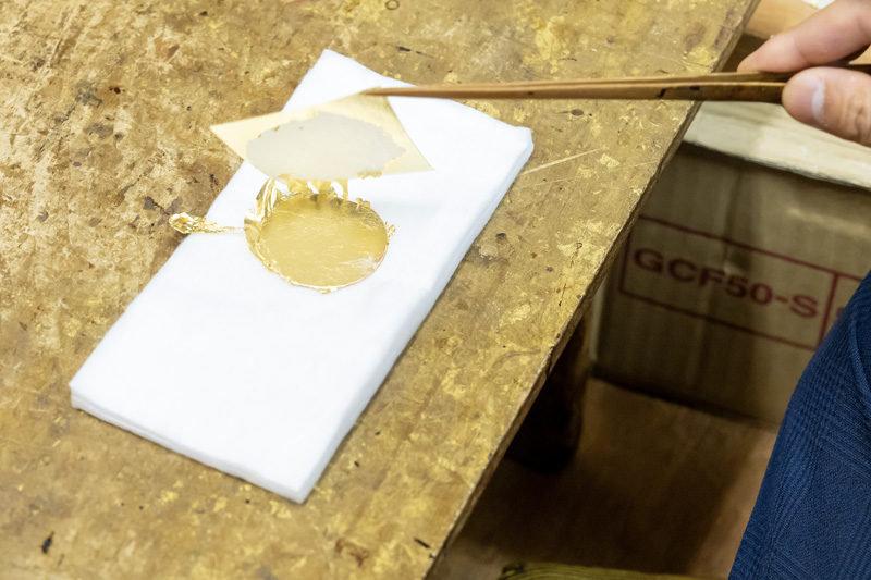 金箔押し体験の様子 / Gold leaf pressing experience